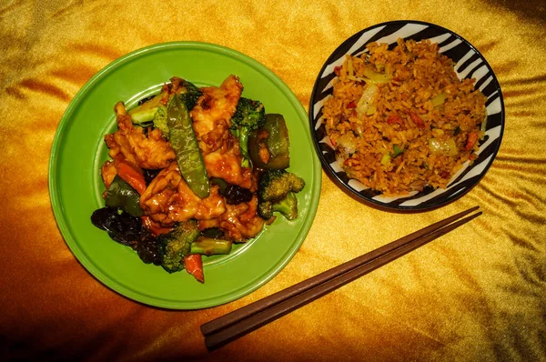 Chinesisches Knoblauchhuhn Mit Sautiertem Mischgemüse Und Schweinefleisch Gebratenem Reis — Stockfoto