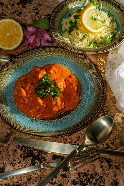 本物のインド料理鶏ティッカマサラコリアンダーとレモンツイストガーニッシュ — ストック写真