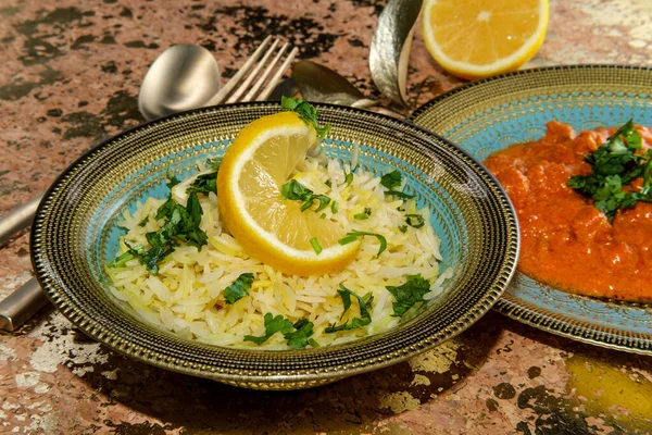 Αυθεντική Ινδική Κουζίνα Κοτόπουλο Τίκα Μασάλα Κόλιανδρο Και Λεμόνι Twist — Φωτογραφία Αρχείου
