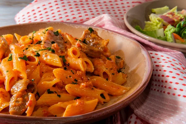 Italiano Penne Allá Vodka Salsa Crema Rosa Con Rebanadas Salchicha —  Fotos de Stock