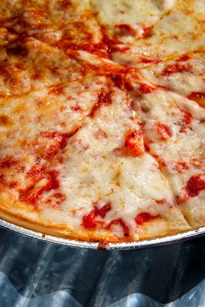 Glutenfreie Pizzakuchen New Yorker Stil Serviert Auf Einweg Kochdose Mit — Stockfoto