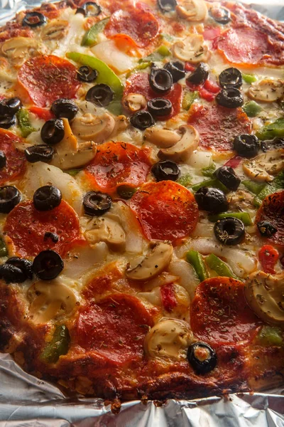 Les Travaux Pizza Fromage Style Nyc Avec Olives Noires Poivrons — Photo