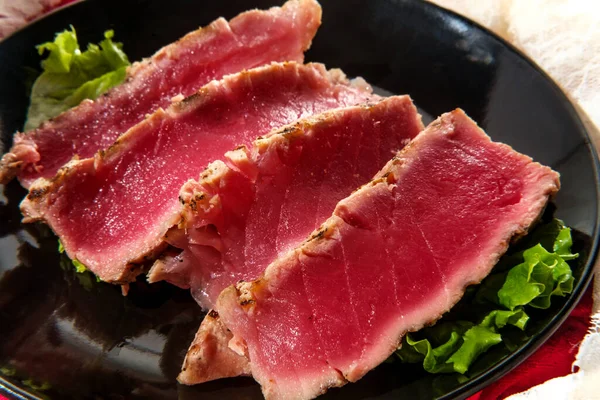 Izgara Izli Kurutulmuş Ahi Tuna Balığının Içi Pembemsi — Stok fotoğraf