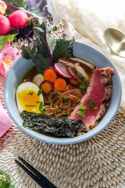 Ramen Thon Ahi Rose Poêlé Garni Lanières Algues Aux Œufs — Photo