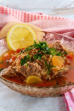 Geleneksel Kharcho sığır eti çorbası Georgia 'da kurutulmuş acı biber ve dilimlenmiş limon ile servis edilir.