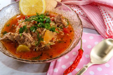 Geleneksel Kharcho sığır eti çorbası Georgia 'da kurutulmuş acı biber ve dilimlenmiş limon ile servis edilir.