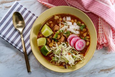 Meksika Pozole Rojo domuz eti ve çeşitli taze sebze malzemeli güveç.