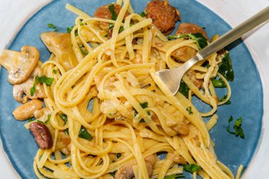 İtalyan baharatlı sıcak sosis ve alfredo zeytin soslu ve enginarlı linguine.