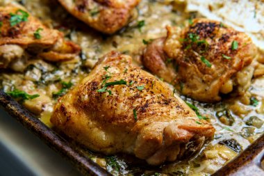 Kremalı ıspanaklı enginar soslu tavuk budu.