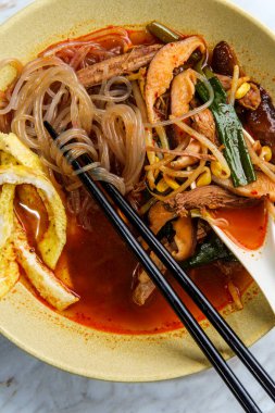 Baharatlı Kore bifteği çorbası yukgaejang ve tatlı patatesli erişte.