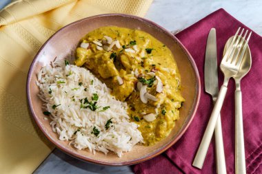 Yasemin pirinç ile Otantik Hint tavuk korma köri