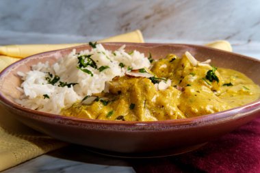 Yasemin pirinç ile Otantik Hint tavuk korma köri