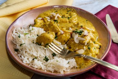 Yasemin pirinç ile Otantik Hint tavuk korma köri