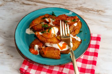 Acı soslu ve ekşi kremalı Kolombiya usulü kızarmış muz.