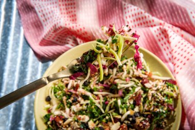 Kenevir chia ve keten tohumlu ahududu acai soslu doğranmış süper yemek salatası.