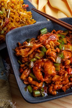 Çin kung pao tavuğu ve fıstık ve yanında kızarmış domuz pirinci.