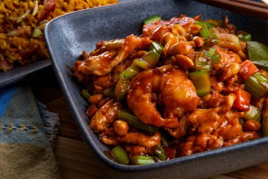 Çin kung pao tavuğu ve fıstık ve yanında kızarmış domuz pirinci.