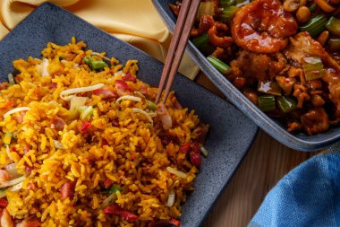 Çin kung pao tavuğu ve fıstık ve yanında kızarmış domuz pirinci.