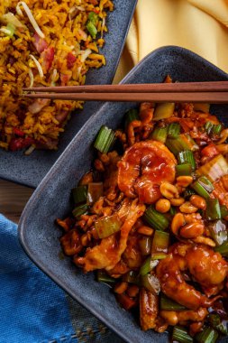 Çin kung pao tavuğu ve fıstık ve yanında kızarmış domuz pirinci.