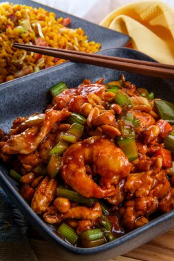 Çin kung pao tavuğu ve fıstık ve yanında kızarmış domuz pirinci.