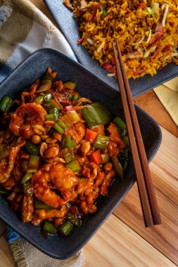 Çin kung pao tavuğu ve fıstık ve yanında kızarmış domuz pirinci.