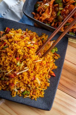 Çin kung pao tavuğu ve fıstık ve yanında kızarmış domuz pirinci.