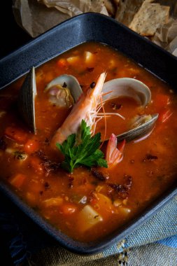 Kafadan karidesli taze Manhattan Midye Çorbası