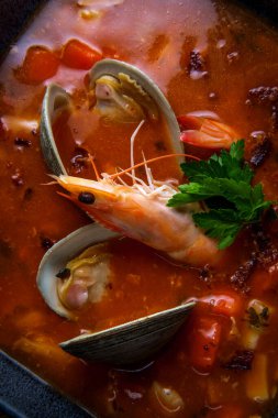 Kafadan karidesli taze Manhattan Midye Çorbası