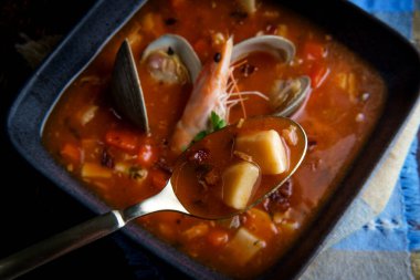 Kafadan karidesli taze Manhattan Midye Çorbası