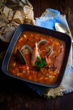 Kafadan karidesli taze Manhattan Midye Çorbası