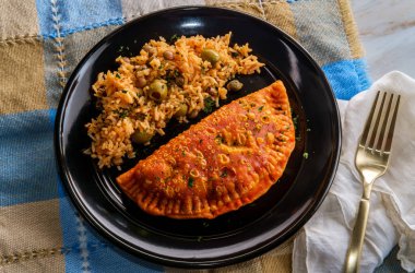 Meksika usulü kızarmış börek ve zeytinli turta.