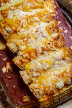Geleneksel Meksika enchilada yemeğini cam güveçte pişiriyorum.