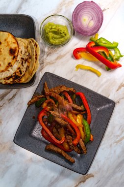 Meksika bifteği fajitası, kızarmış mısır tortilla ve guacamole.