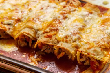 Geleneksel Meksika enchilada yemeğini cam güveçte pişiriyorum.