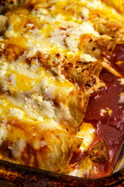 Geleneksel Meksika enchilada yemeğini cam güveçte pişiriyorum.
