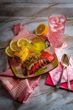 İtalyan deniz ürünleri ızgara ıstakoz kuyruğu mısır ve erimiş tereyağı.