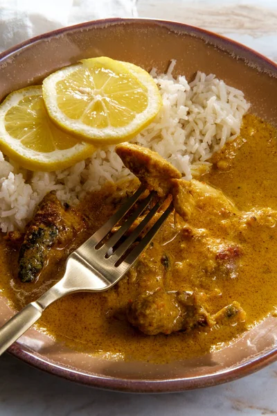 Afrikai Csirke Curry Néven Ismert Kuku Paka Rizzsel Szeletelt Citrommal — Stock Fotó