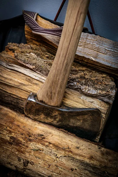 寒い天候の間に火のためのみじん切り木材とダークムーディー素朴な着用斧 — ストック写真
