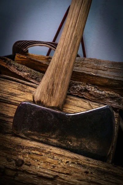 Hacha Desgastada Rústica Oscura Con Madera Picada Para Fuego Durante — Foto de Stock