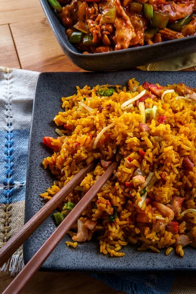 Çin kung pao tavuğu ve fıstık ve yanında kızarmış domuz pirinci.