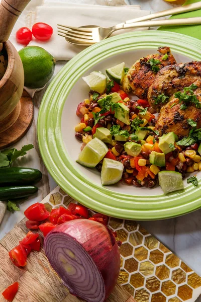 Mexicaanse Koriander Kalk Kip Dijen Met Zwarte Boon Maïs Salade — Stockfoto