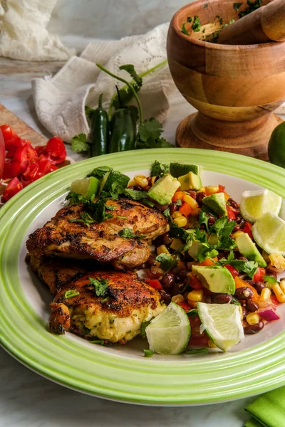 Coxas Frango Limão Coentro Mexicano Com Feijão Preto Salada Milho — Fotografia de Stock