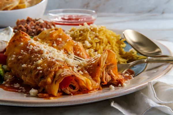 Tradiční Mexická Enchiladas Večeře Podávaná Rýží Smaženými Pinto Fazolemi — Stock fotografie