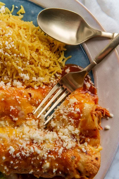 Tradiční Mexická Enchiladas Večeře Podávaná Rýží Smaženými Pinto Fazolemi — Stock fotografie