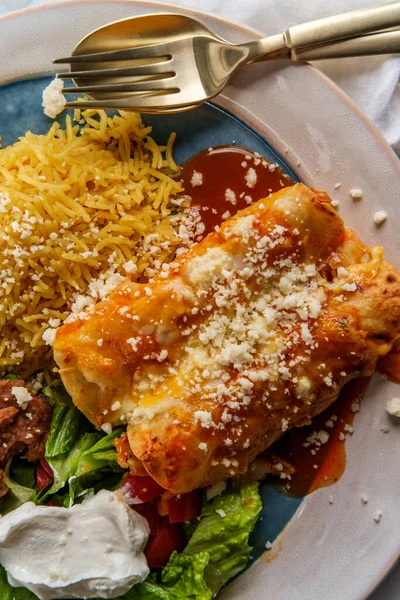 Tradiční Mexická Enchiladas Večeře Podávaná Rýží Smaženými Pinto Fazolemi — Stock fotografie