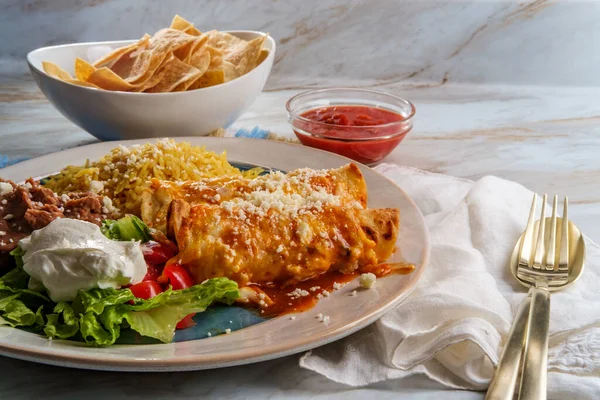 Tradiční Mexická Enchiladas Večeře Podávaná Rýží Smaženými Pinto Fazolemi — Stock fotografie