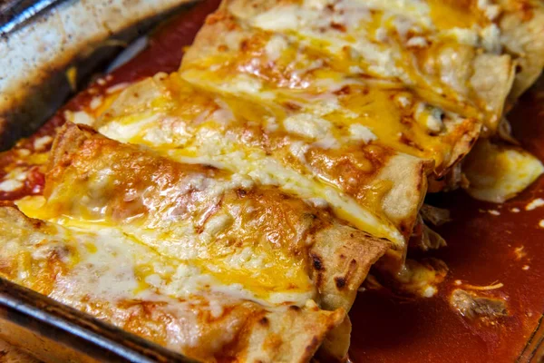 Geleneksel Meksika enchilada yemeğini cam güveçte pişiriyorum.
