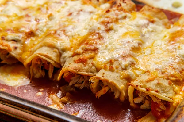 Főzés Hagyományos Mexikói Enchilada Vacsora Üveg Casserole Étel — Stock Fotó