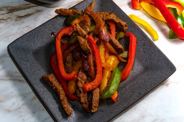 Meksika bifteği fajitası, kızarmış mısır tortilla ve guacamole.