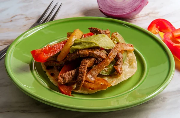 Bife Mexicano Fajitas Com Tortilhas Milho Frito Guacamole — Fotografia de Stock